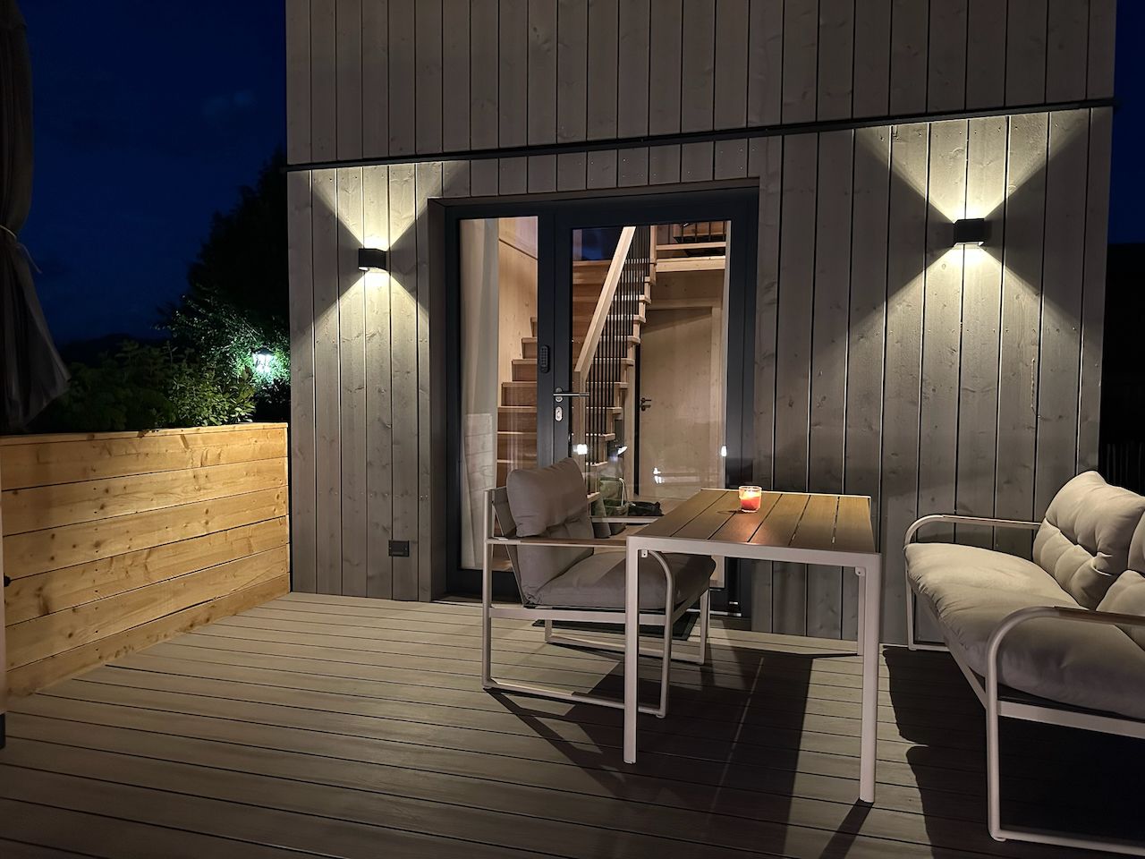 Tiny M Terrasse bei Nacht