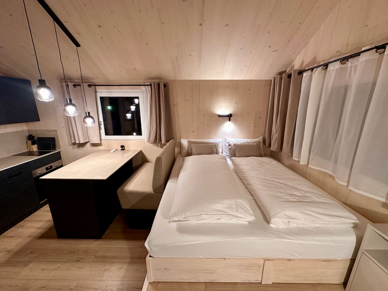 Tiny S Bett und Holzinterieur