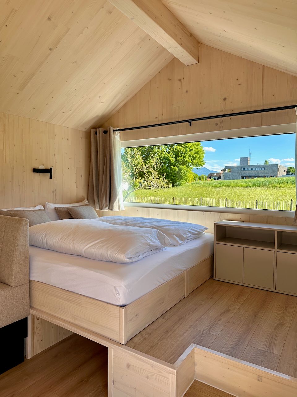 Tiny S Schlafzimmer mit Fensterblick