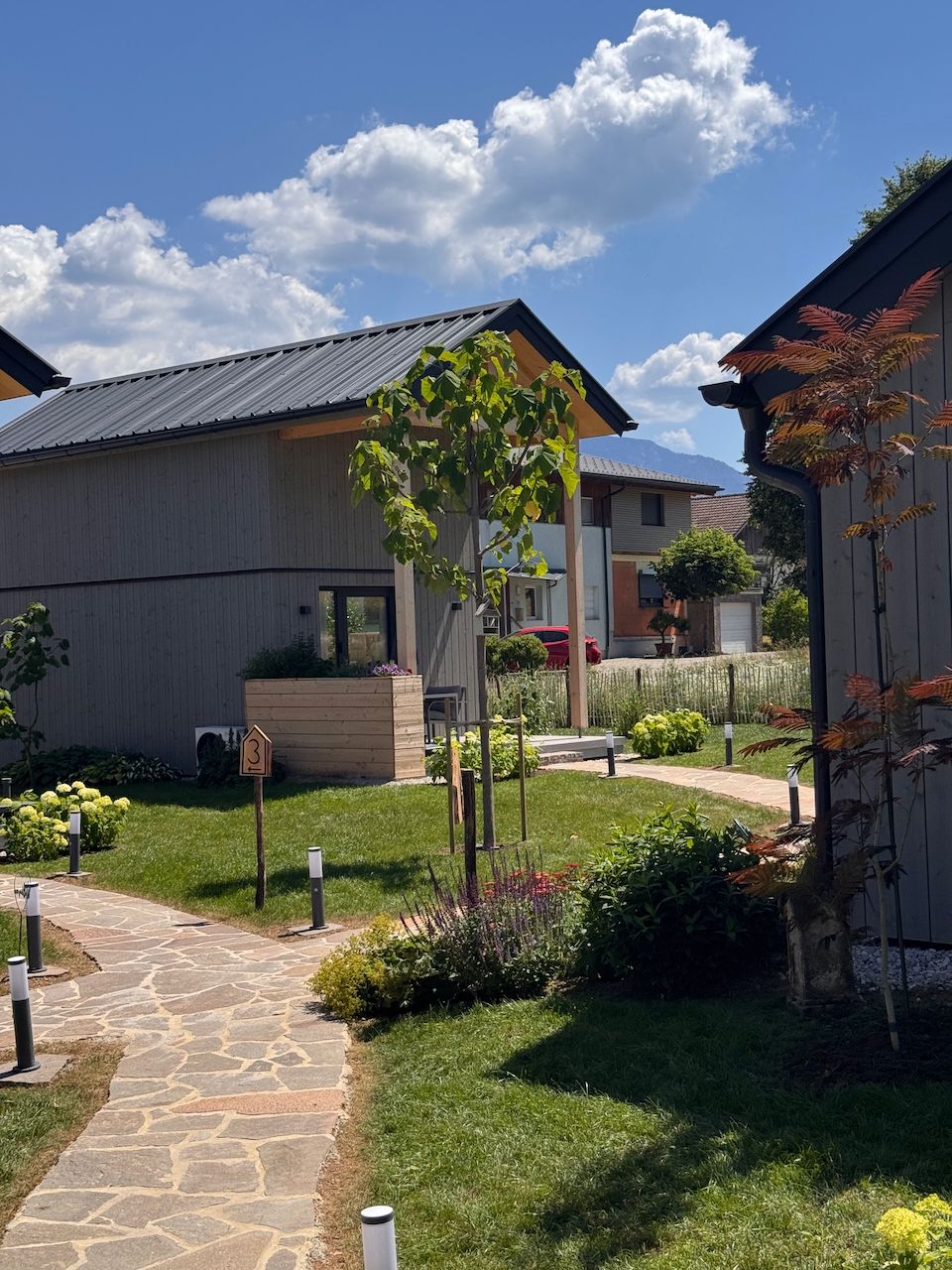 Gemeinschaftsgarten mit Wegen und Beleuchtung
