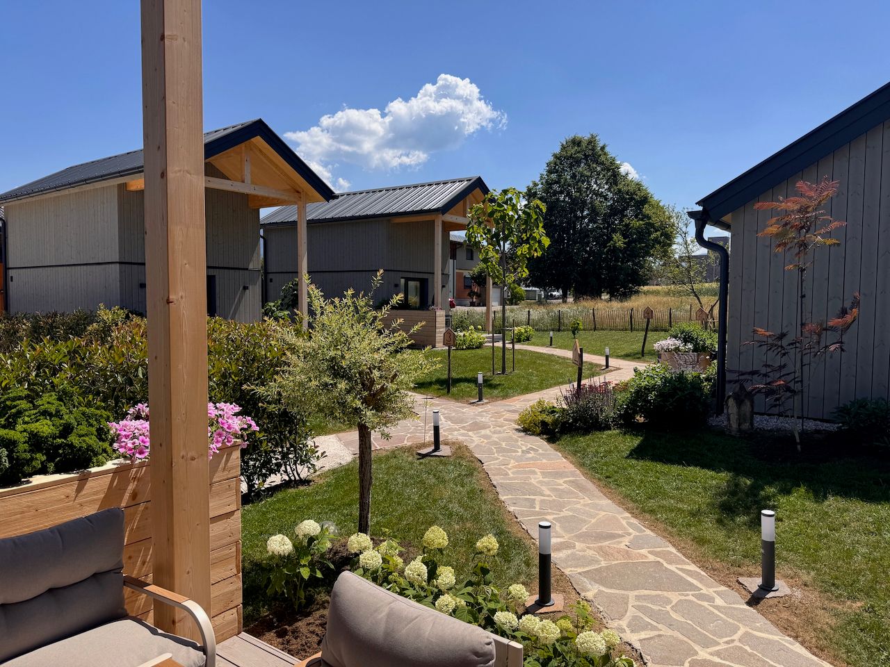 Gartenanlage mit Tiny Häusern am Attersee