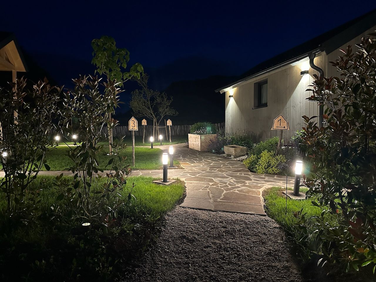 Gartenanlage bei Nacht mit Beleuchtung