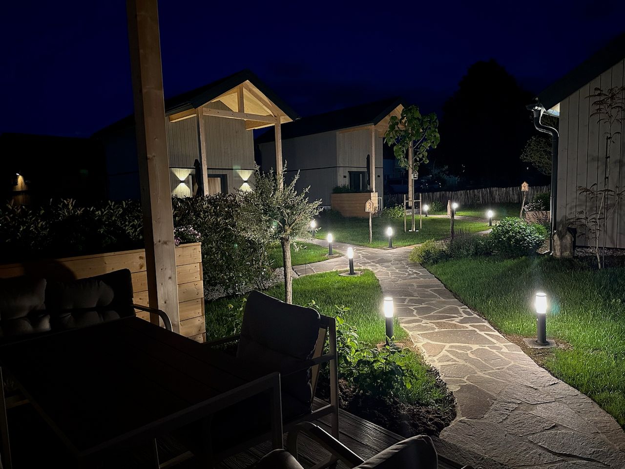 Beleuchtete Wege im Garten bei Nacht